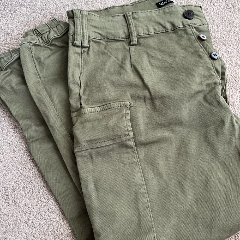 Army green cargo joggers. Size large. Fashion nova